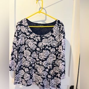 Ladies Croft & barrow top. 3/4 sleeves. Navy and white. Size xl. Great condition